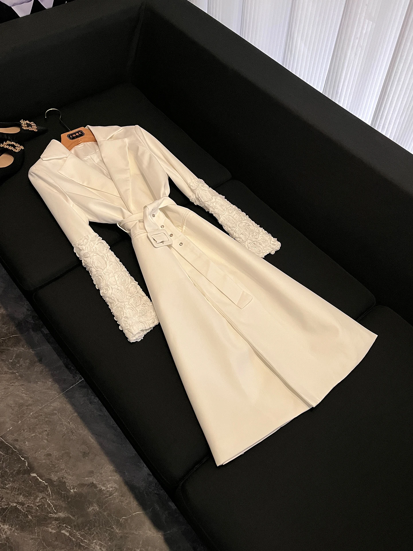 

Elegant Long Lace Sleeve Windbreaker Women's Turn-down Collar Waist-cinching Belted Outerwear Polyester Fiber P311