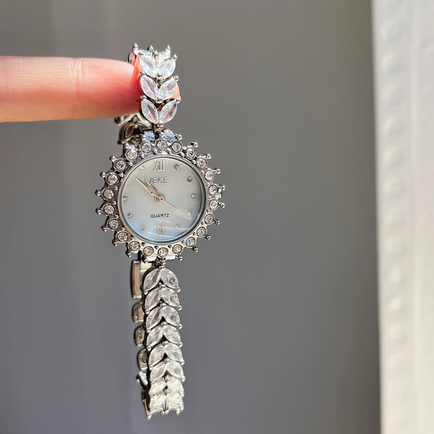 Luxury new chain type exquisite round diamond watch femininity versatile watch