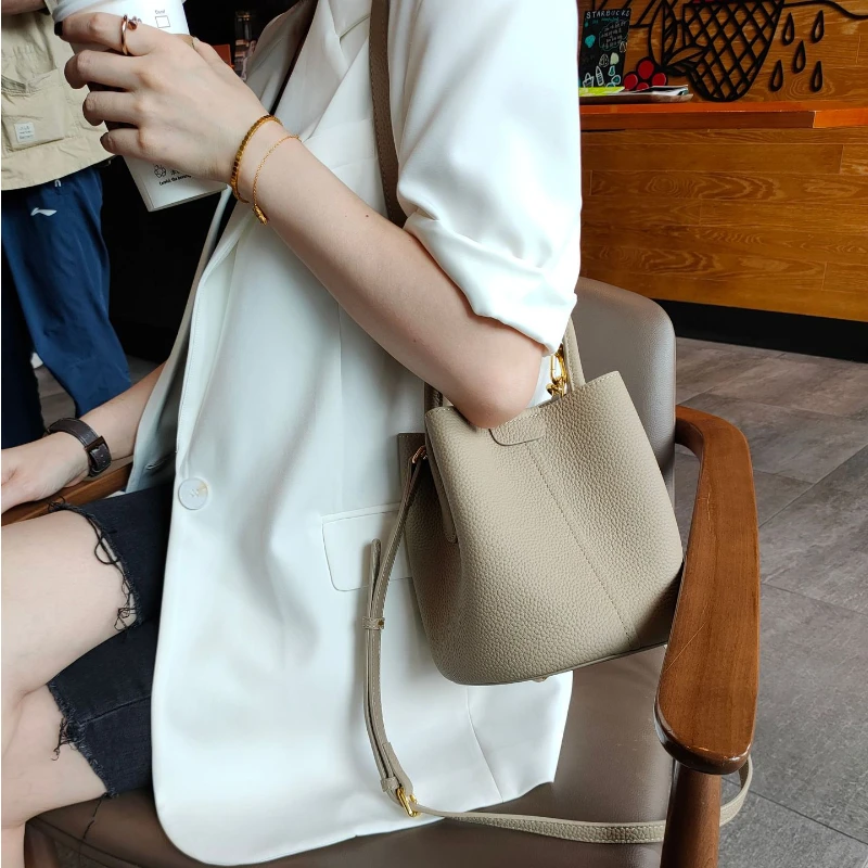 Bolso de cuero de vaca de gran capacidad para mujer, bolso de cubo de cuero suave, bolso de mensajero de un hombro, estilo clásico, capa superior, nuevo