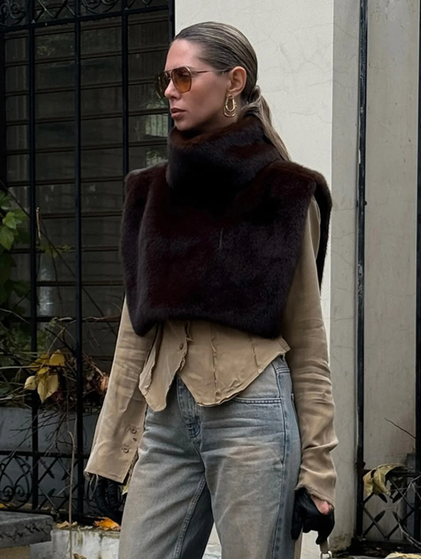 بلوزة جديدة لخريف وشتاء 2025 بلون سادة بنصف رقبة عالية وأكتاف مشعرة على الموضة بدون أكمام للنساء #1