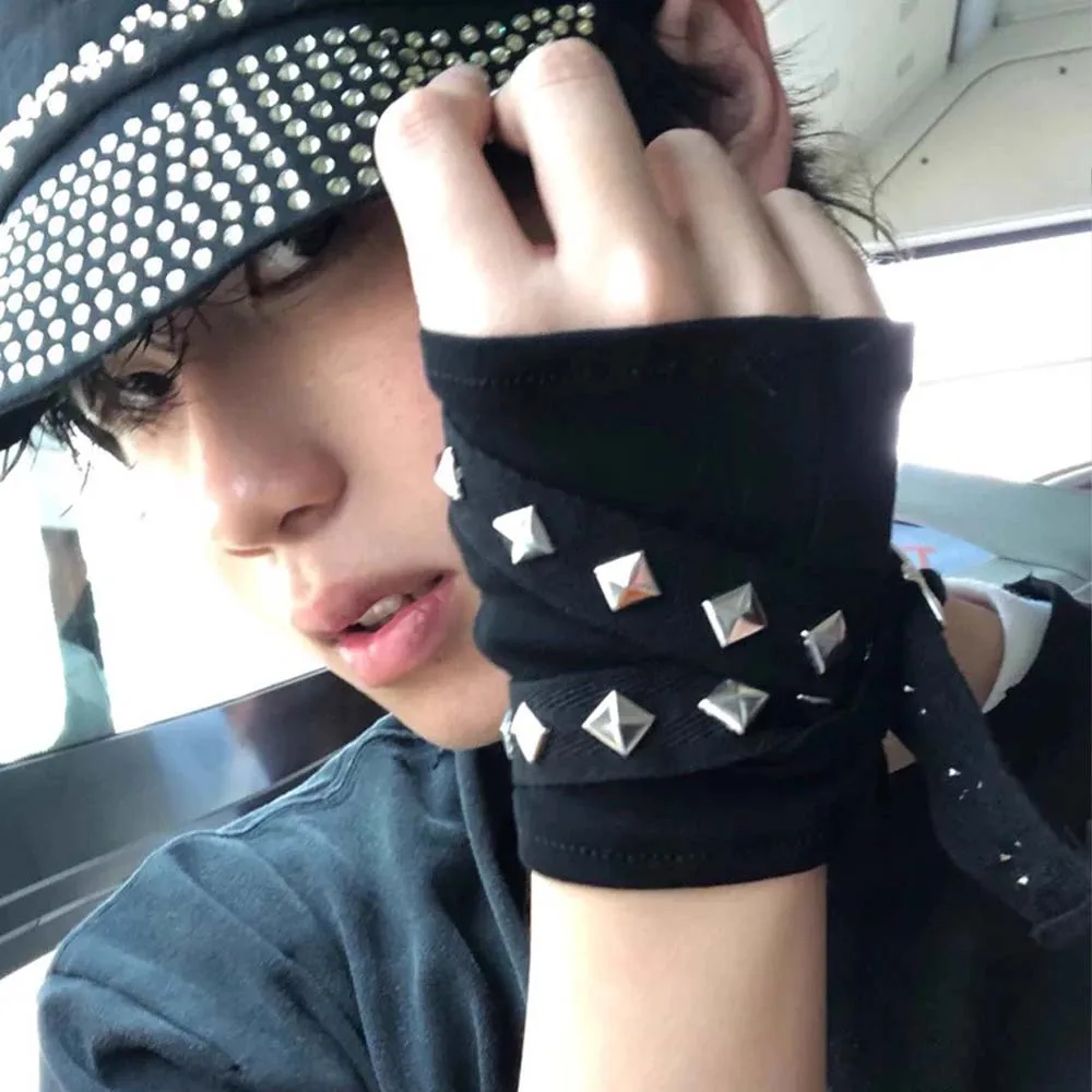 

Punk Mittens Rivet Ribbons Streetwear Sleeves Half Finger Sleeve for Cycling Music Festivals Black Gothic Half-fingered Gloves
