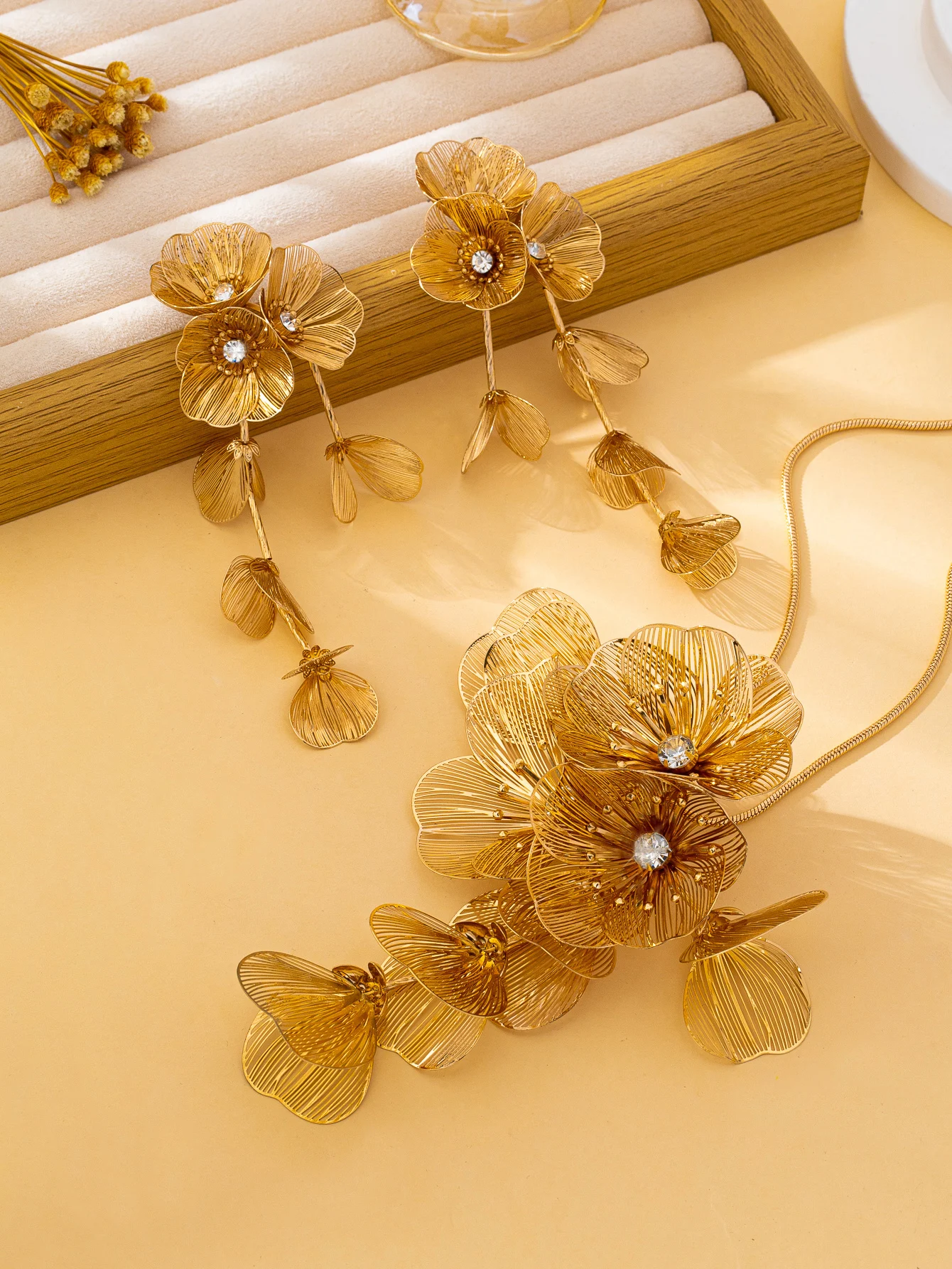 Auffälliges Gold-Hohlblumen-Schmuckset für Damen, lange Quasten-Ohrringe, große Blumen-Statement-Halskette, Hochzeits- und Party-Accessoires – Detail 2
