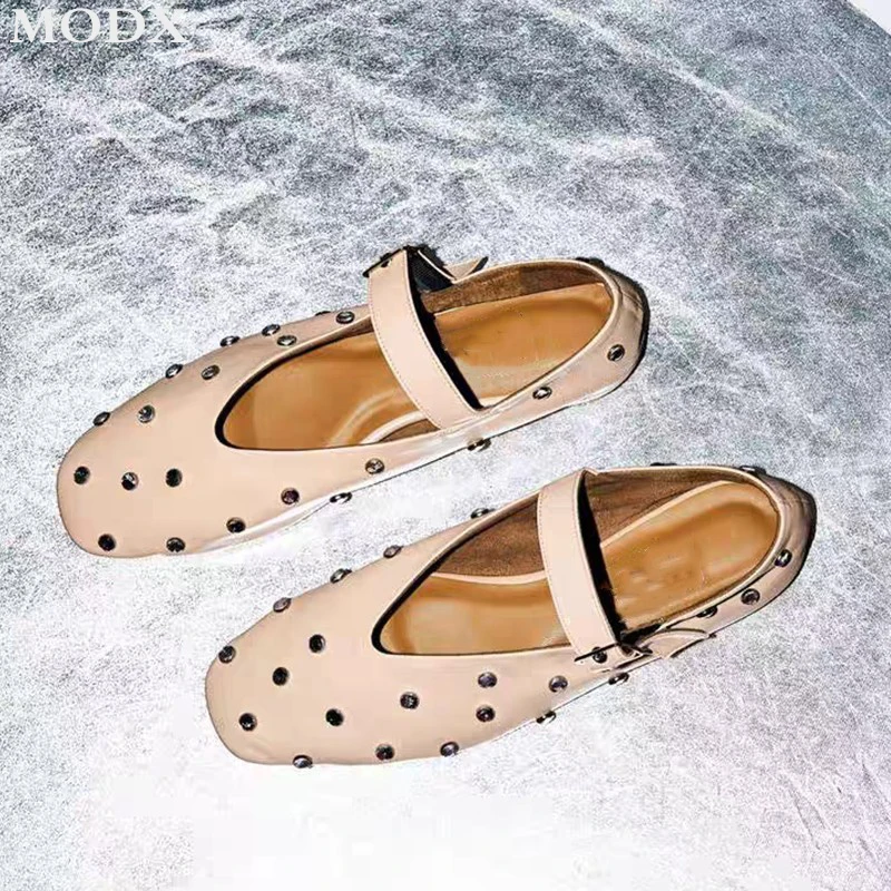 

2024 New Runway Shoes Metal Hollow Flat Bottom One Strap Niche Design Round Head Large Size Ballet Single Shoes Rhinestone Decor