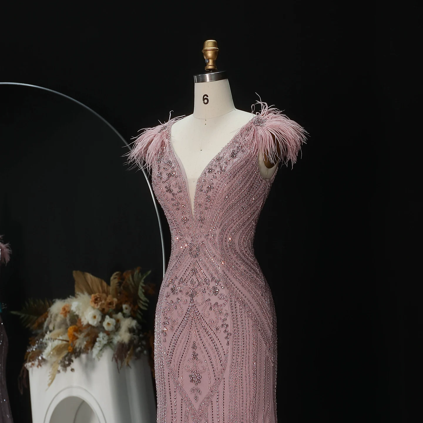 Sharon Said Luxuriöses Meerjungfrauen-Abendkleid mit Federn, Perlen und tiefem V-Ausschnitt, geeignet für Hochzeitsgäste, Partykleider SS122, maßgeschneidert. – Detail 7