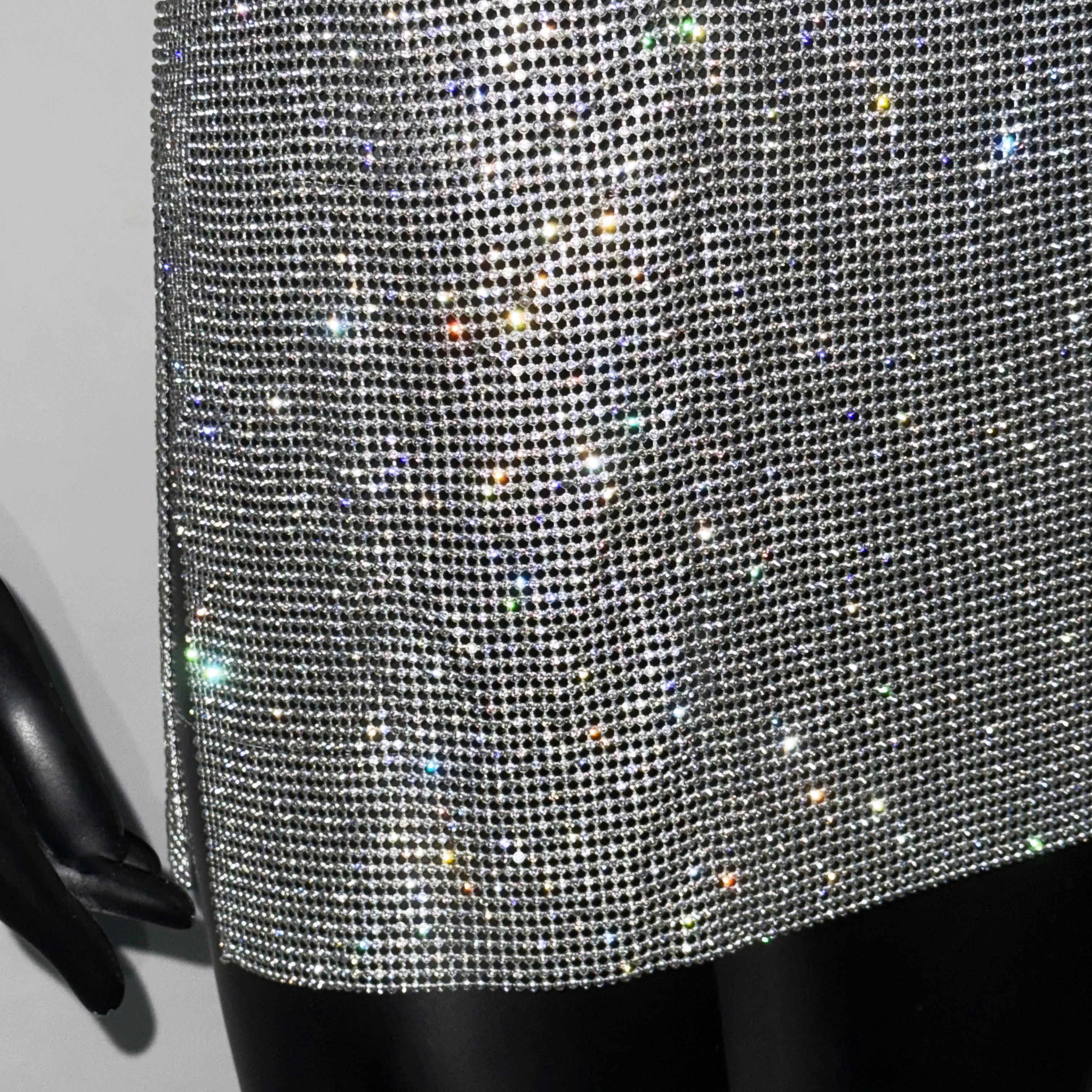 Glänzendes Strass-Metall-Pailletten-Minikleid für Damen, sexy rückenfreies Kleid mit Stehkragen und Neckholder, ärmelloses Kleid für Partys und Abendveranstaltungen. – Detail 15