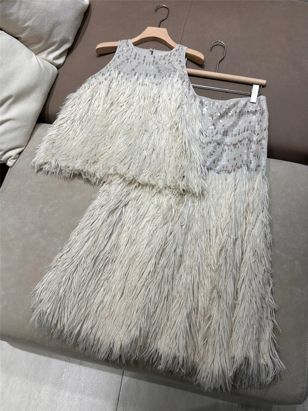 2026 Autumn/Winter New Arrival: Elaborately Crafted Feather and Sequin Vest and Skirt Woman Clothes 2-Piece Set