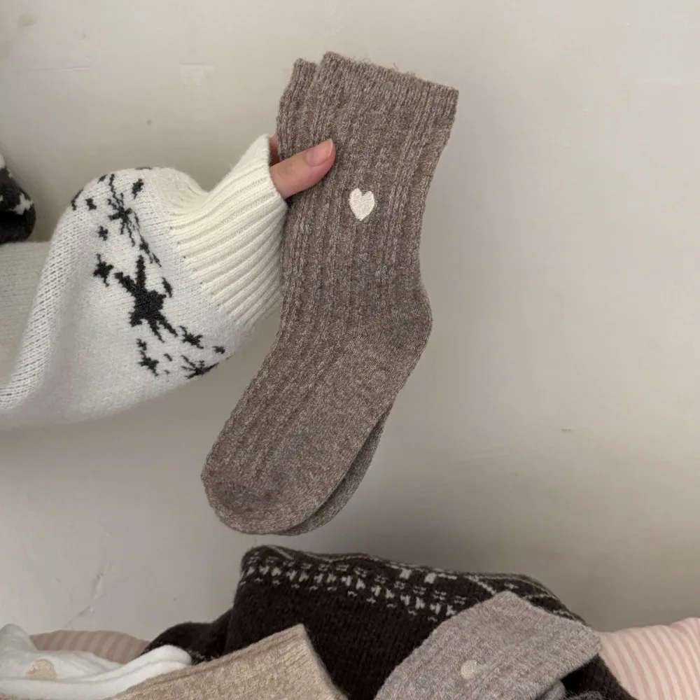 

Comfortable Thickened Women's Socks Middle Tube Embroidered Heart Mid-Calf Socks Solid Color Winter Socks Winter