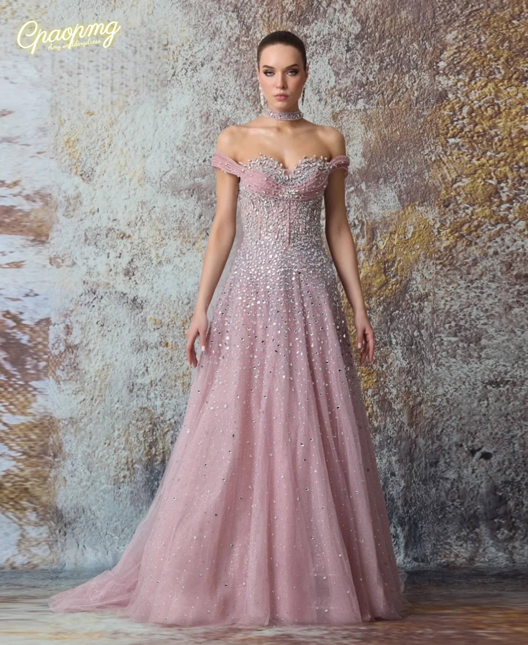 

Индивидуальное стильное выпускное платье А-силуэта с вырезом «сердечко», блестящим тюлем, открытыми плечами и шлейфом-«щеткой»