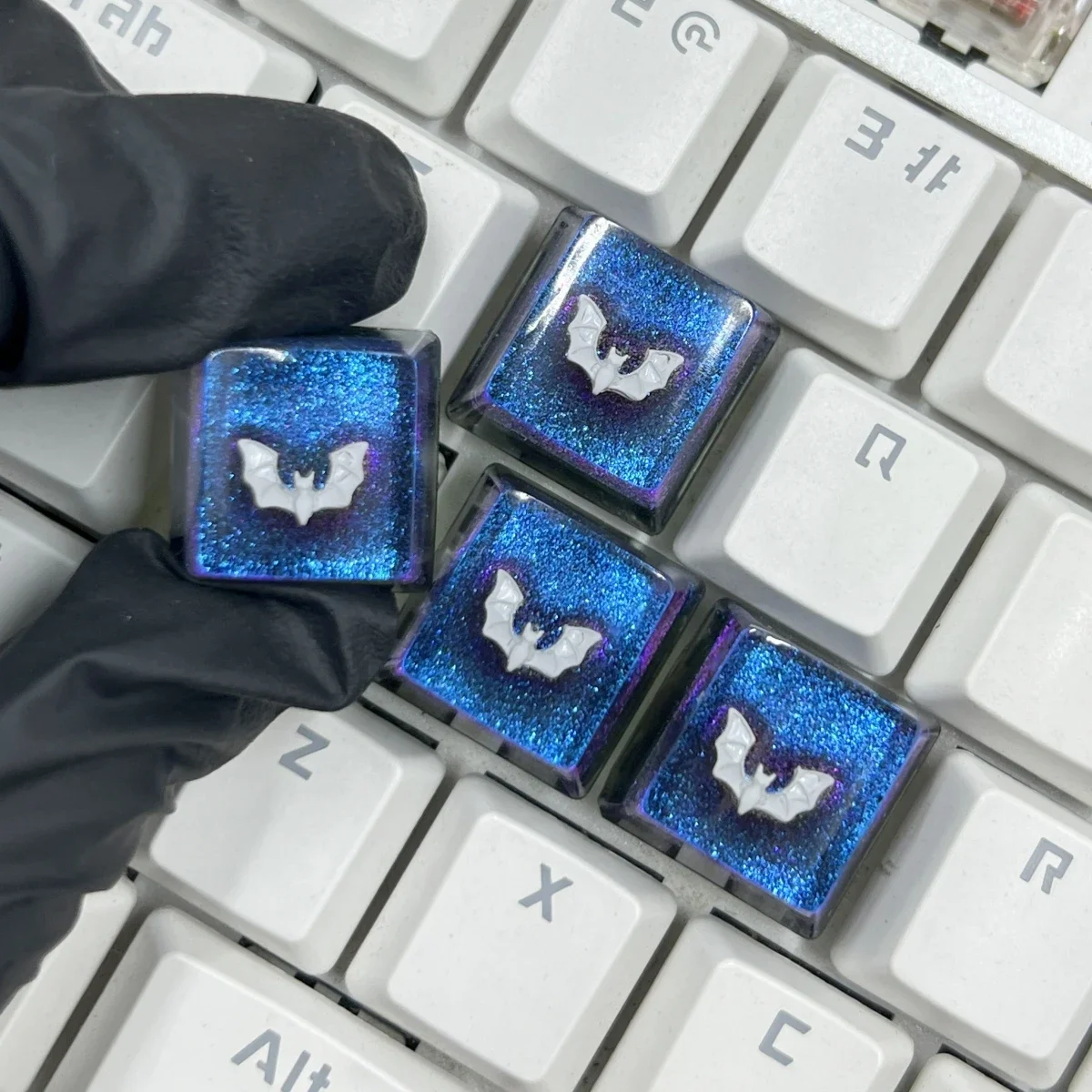 

4Pcs Cute Anti-scratch Translucent ABS Resin Halloween Bats Keycaps Suitable For Cross Axis Mechanical Keyboard Accessories