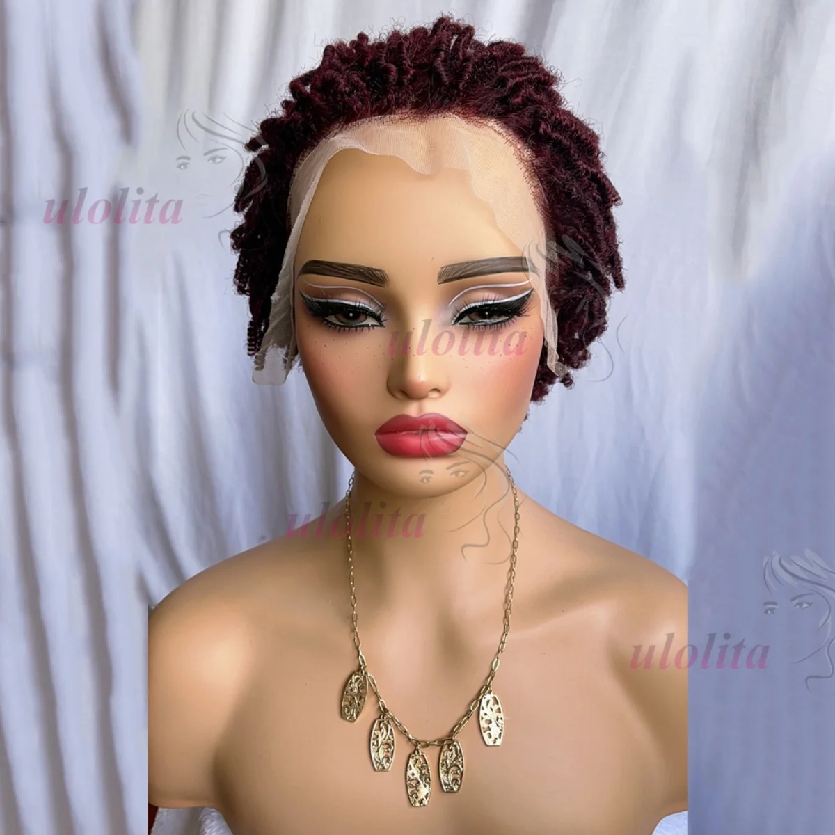 Premium 13x4 Lace Front Kurze Caterpillar Lockige Echthaarperücke in Naturfarbe aus brasilianischem Remy-Haar, geeignet für den täglichen Gebrauch von Frauen. – Detail 9