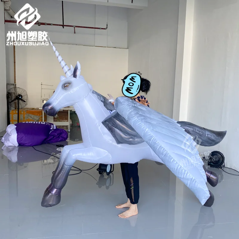 Opblaasbare zebra- en pegasus-luchtmodellen voor bar-interactieve sfeer en rekwisieten voor podiumprestaties.