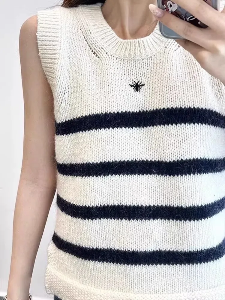 夏の新作カジュアルストライプニットトップス、スリムラウンドネック刺繍入り万能ベスト、甘辛ミックスレディース服