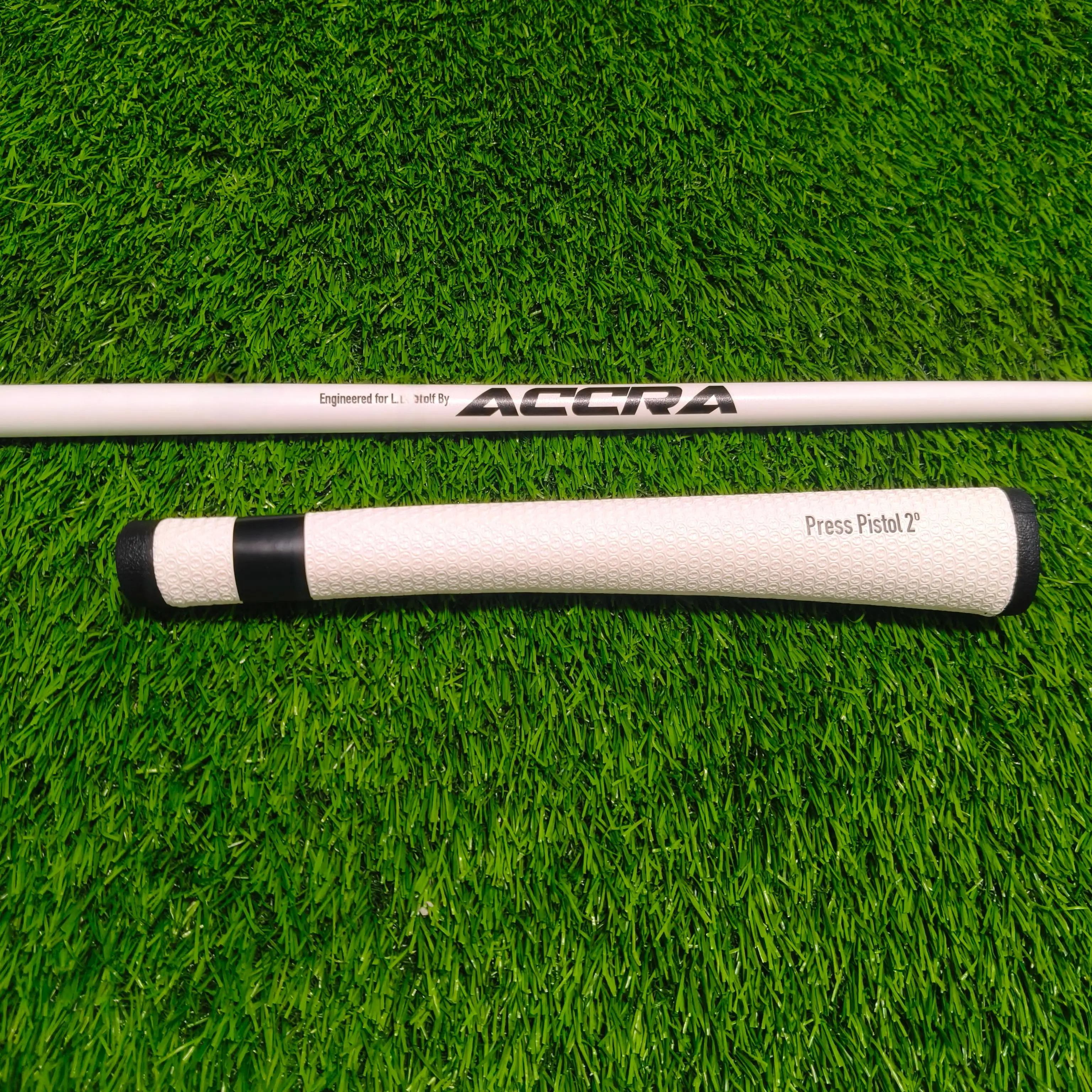 عمود دفع الجولف ACCRA قضيب جرافيت أسود/أبيض جسم قضيب الجرافيت، متوفر مع قبضة بيضاء أو سوداء