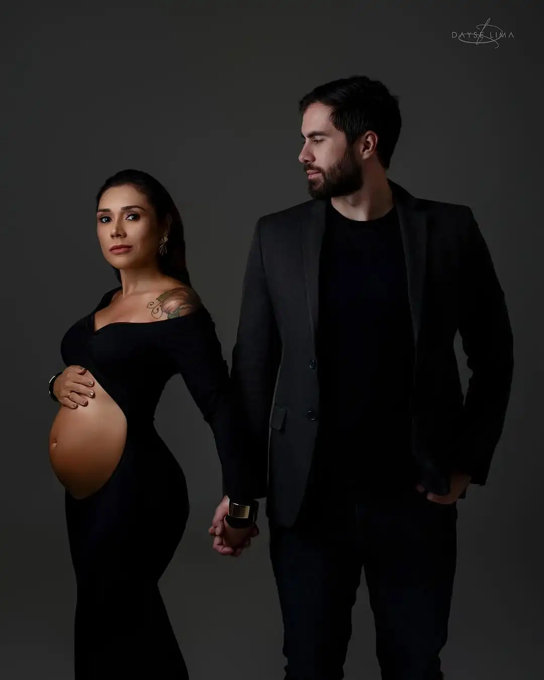 ที่ไม่ซ้ํากันสีดํา Mermaid ชุดคลุมท้องถ่ายภาพสีขาว Big Ruffles V คอеชุดการตั้งครรภ์ยิง Props