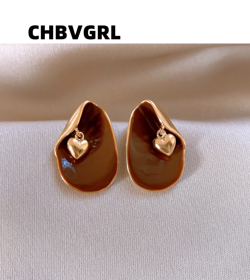 

Hot-selling French retro pleated heart-shaped oval earrings, luxurious and high-end, fashionable and exquisite earrings.