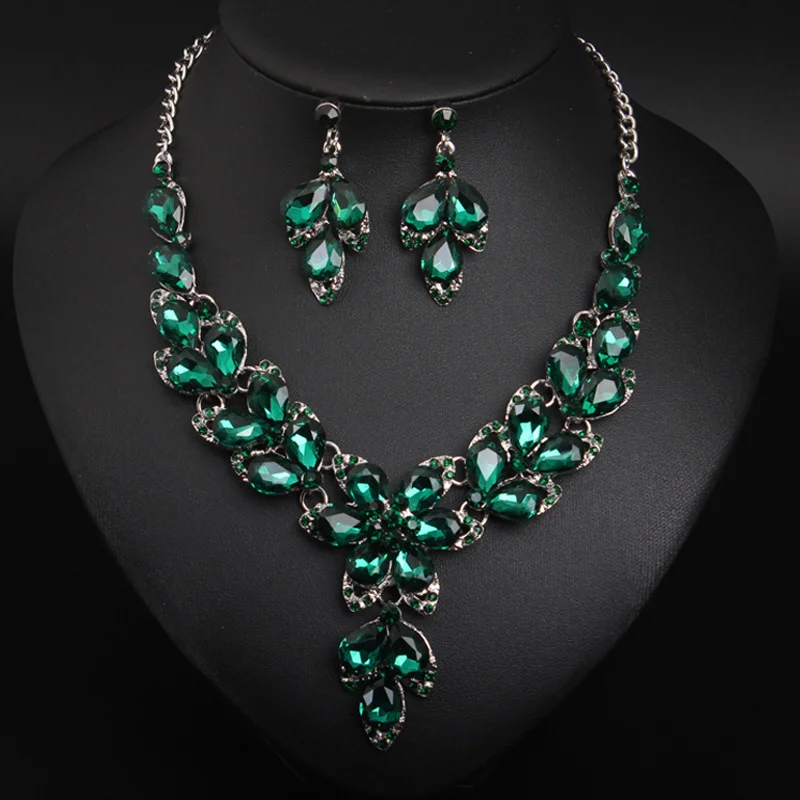 

Diamond-studded flower petal style necklace and earrings set. High-quality waterproof jewelry. Gift for your wife.