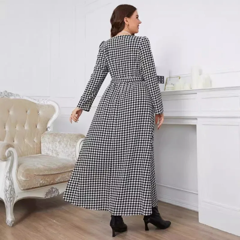 

2024 new temperament lady style, round neck black and white plaid waist large size dress