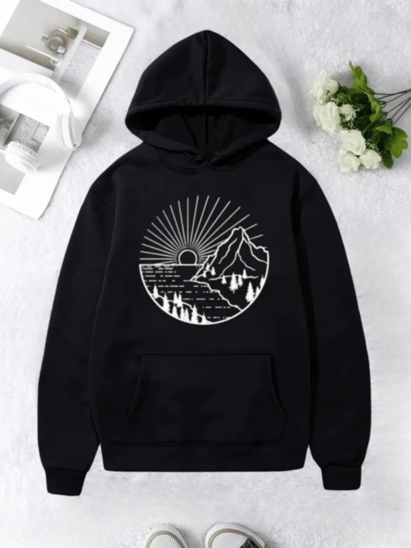 Felpa con cappuccio da uomo, nera, tinta unita, con stampa grafica minimalista a tema montagna e tramonto, comoda, morbida, a maniche lunghe.