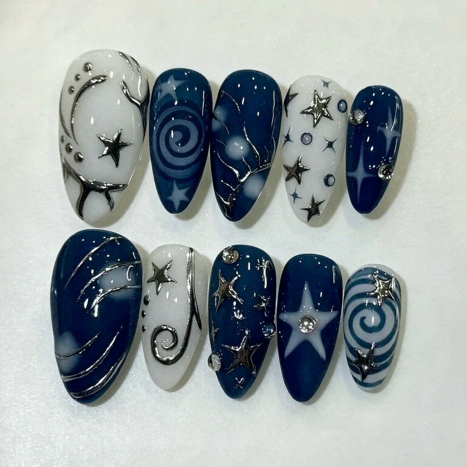 24 Stück Y2k Blaue Mandelförmige Mode-Kunstnägel mit Silbersternen und Spiralstreifen-Muster, Aufklebenägel, Vollabdeckung, Abnehmbare Falschnägel – Detail 2