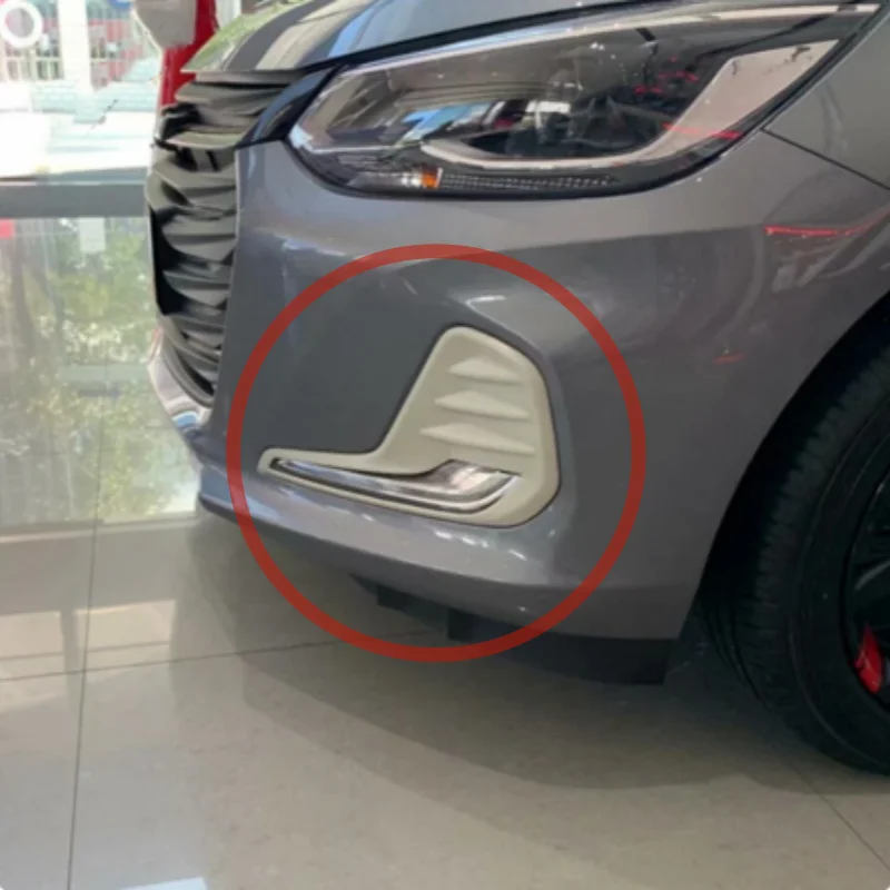 Front and rear fog lamp brow covers adorn the Chevrolet Cavalier ONIX 2019-2022 ABS Chrome/carbon fiber exterior fittings