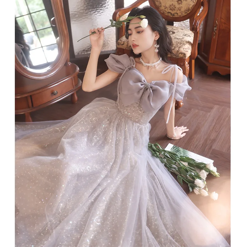 ชุดราตรีผู้หญิงแบบใหม่ ตกแต่งโบว์ สายรัด แต่งแขนพอง ประดับกลิตเตอร์ สไตล์หวาน เหมาะสำหรับงานเลี้ยง งานสอบ หรือการแสดง