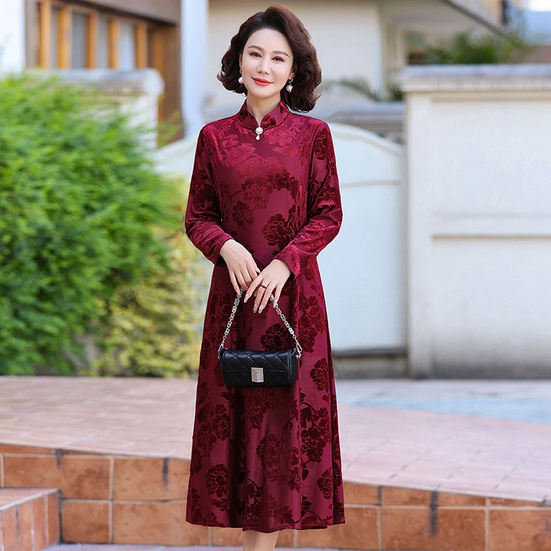 Abito lungo cheongsam in velluto dorato primaverile e autunnale Temperamento da donna Abiti da sera rossi sottili Abiti da madre in velluto