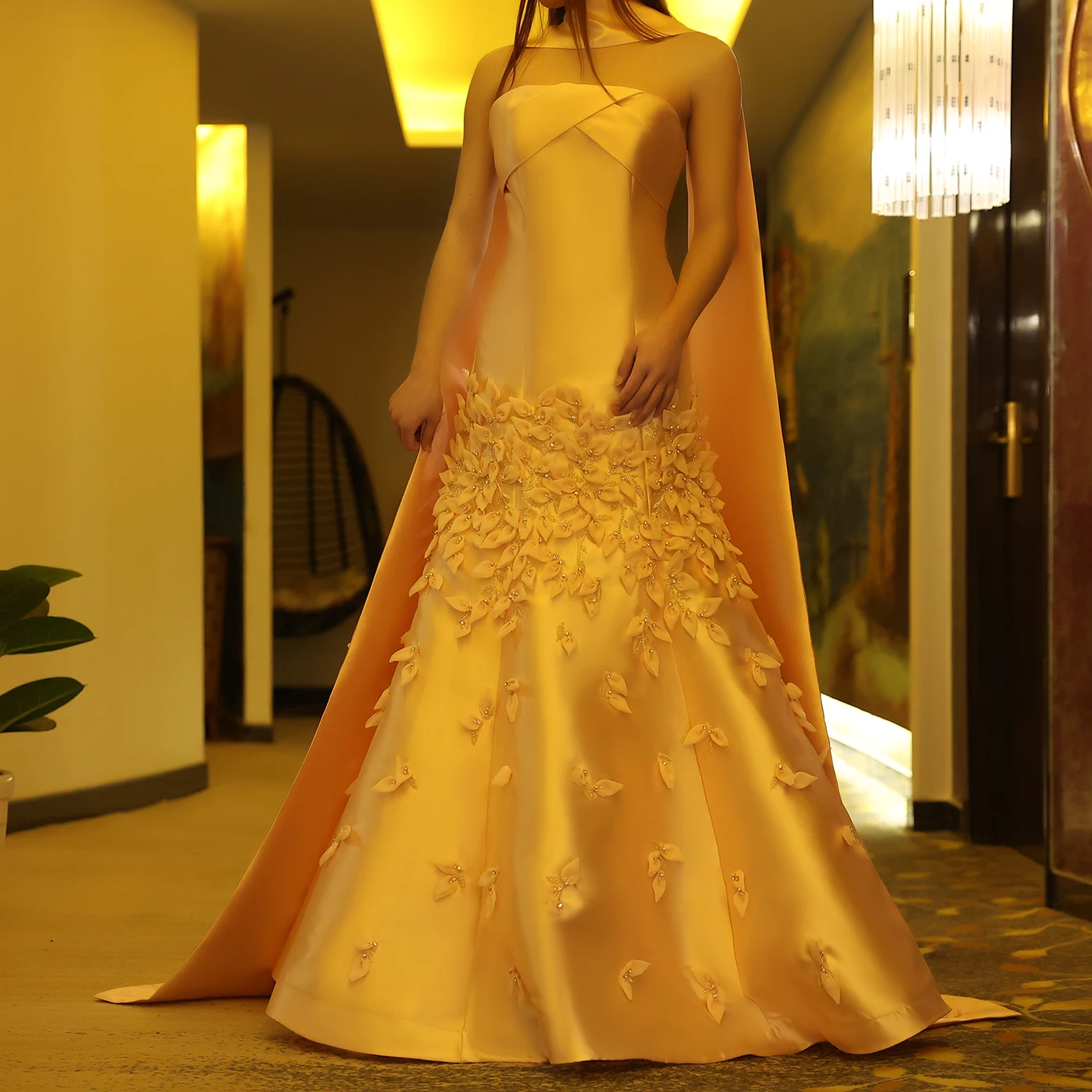 Sharon Said Luxuriöses 3D-Blätter-Abendkleid in Blush Pink aus Satin mit Meerjungfrauen-Cape, Dubai Arabisches Hochzeits- und Abschlussballkleid SS463 Maßanfertigung – Detail 6