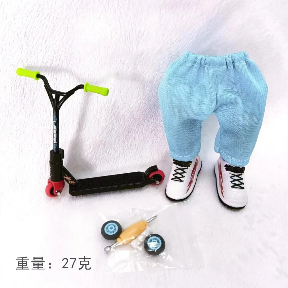 Mini modello di scooter da dito in lega, movimento interattivo della punta delle dita, giocattolo, novità, skateboard per regalo di festa interattivo genitore-figlio