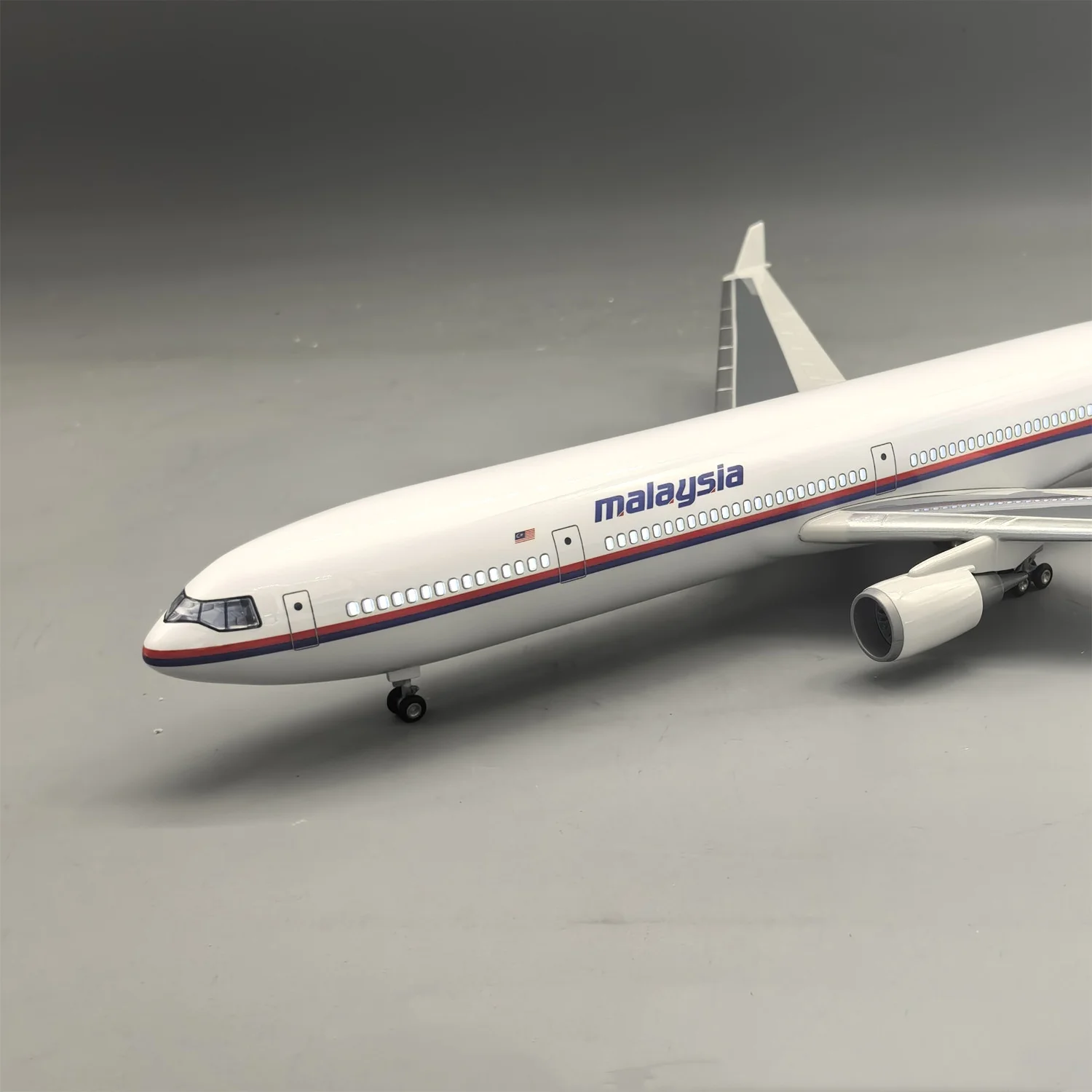 Scale Planes 47cm Malaysia Airlines MD-11 Airplane Model Kit With Landing Gear Wheels (Touch or Sound Control) For Collections