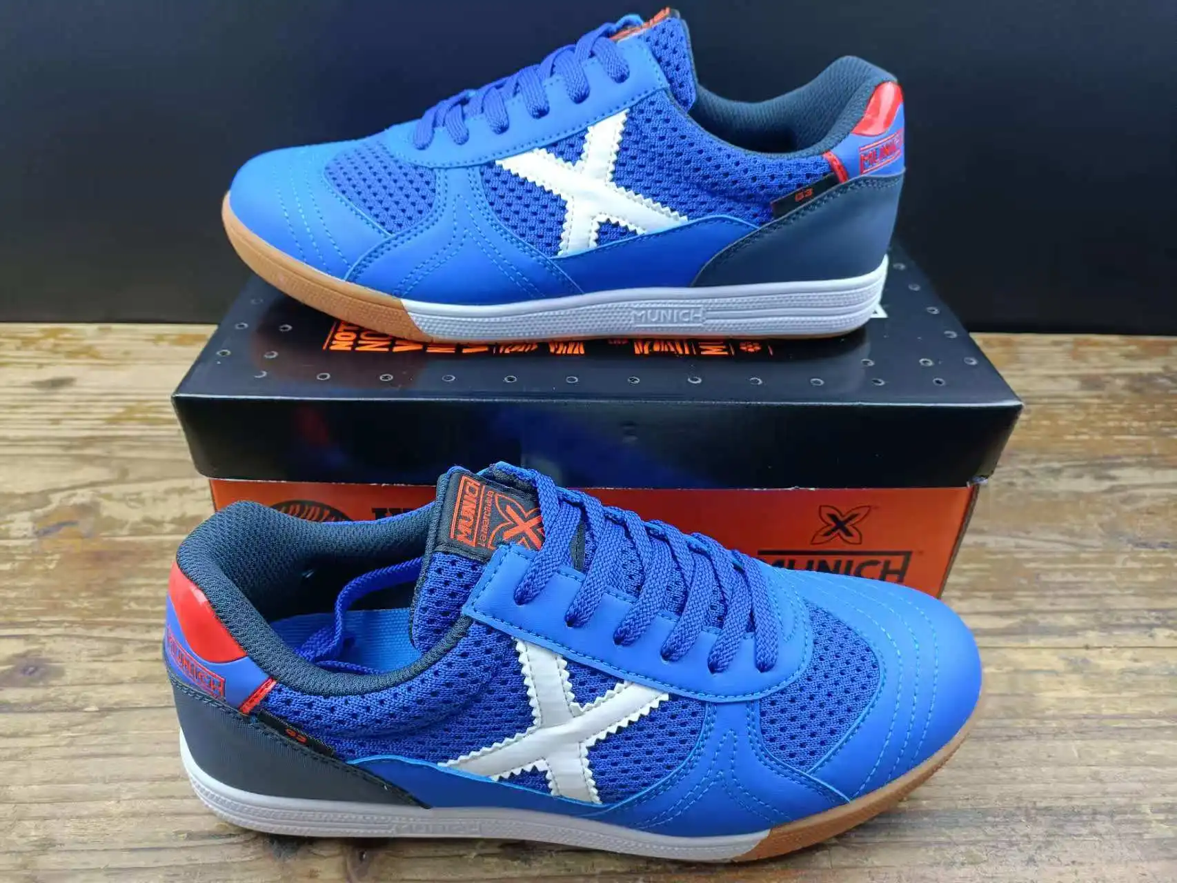 Men's Professional Training Soccer Shoes Comfortable Outdoor Soccer Sneakers Non-Slip Table Tennis Training Shoes