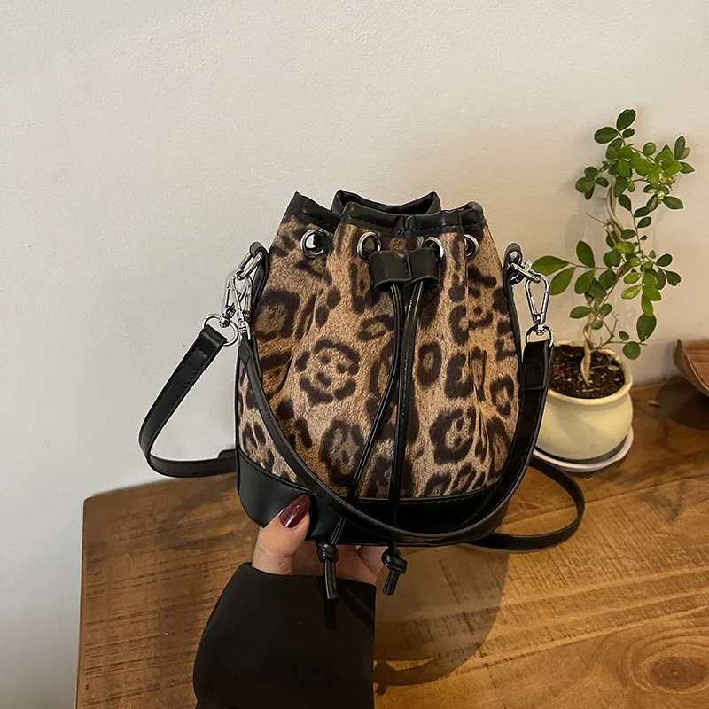 

Winter Popular Hot-selling Leopard Print Bucket Bag New Fashion Versatile Shoulder Messenger Temperament High-end Women's Bag