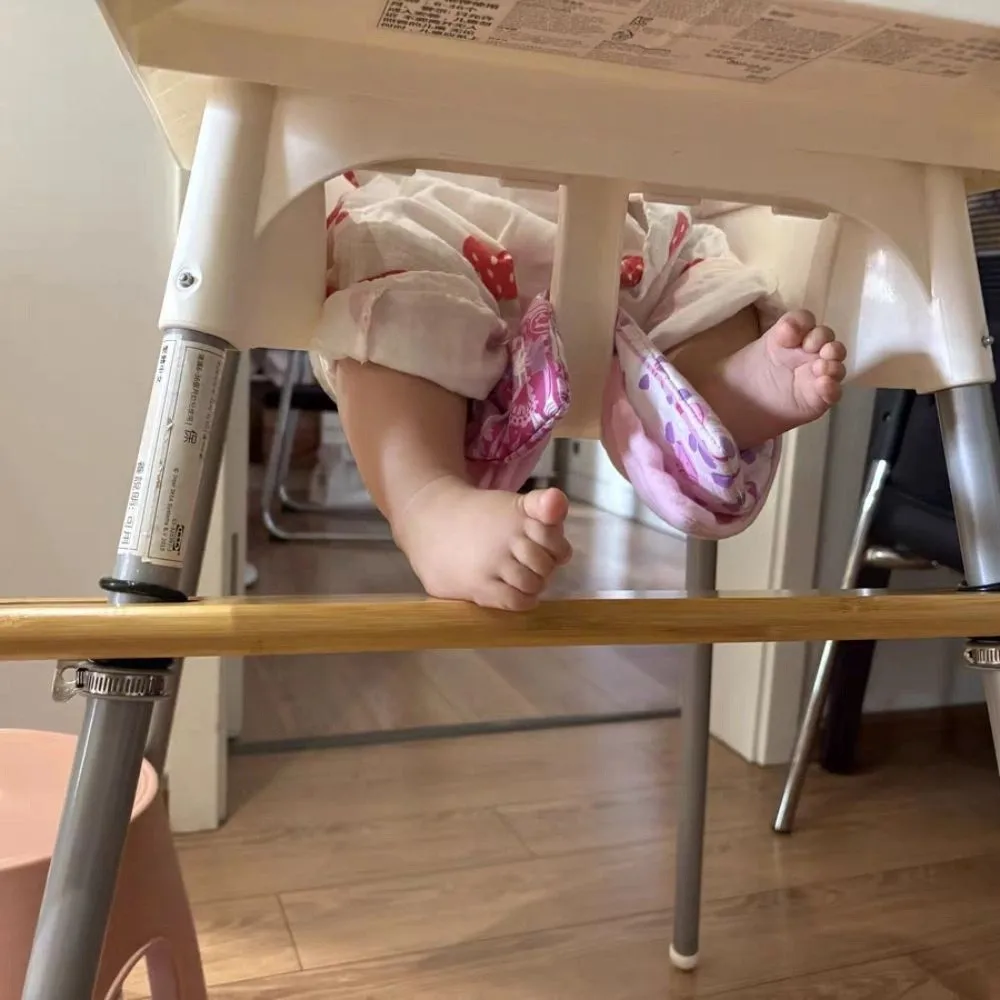 ที่วางเท้าเก้าอี้สูงแบบปรับได้ ดีไซน์มั่นคง วัสดุไม้ เก้าอี้สูงสำหรับเด็ก แป้นเหยียบ มุมโค้งมน วงแหวนยาง