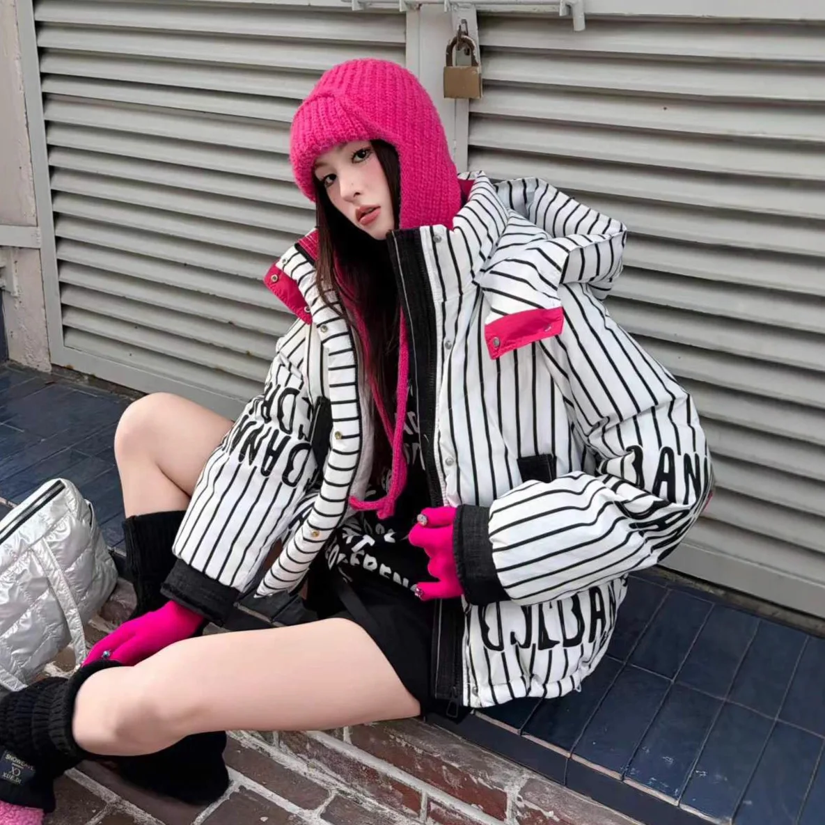 그래피티 레터 대비 색상 짧은 화이트 덕다운 재킷 여성용 겨울 신상 화이트 덕다운 루즈 스노우 파카 재킷