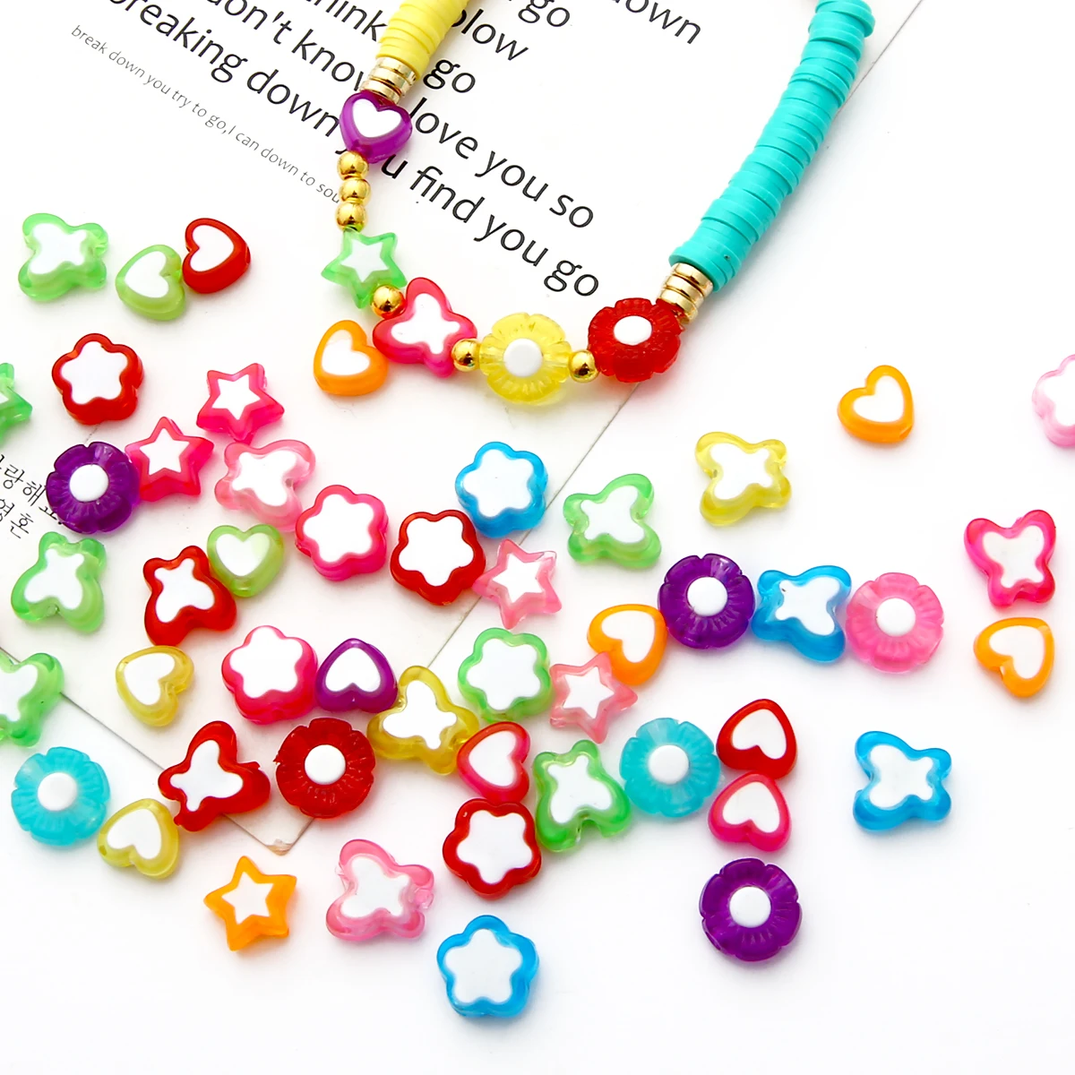 55/80 Stück wunderschöne Acrylperlen in verschiedenen Farben, Pentagramm, Blumen, Schmetterlinge, Herzformen für Armbänder, DIY-Schmuckherstellung – Detail 3