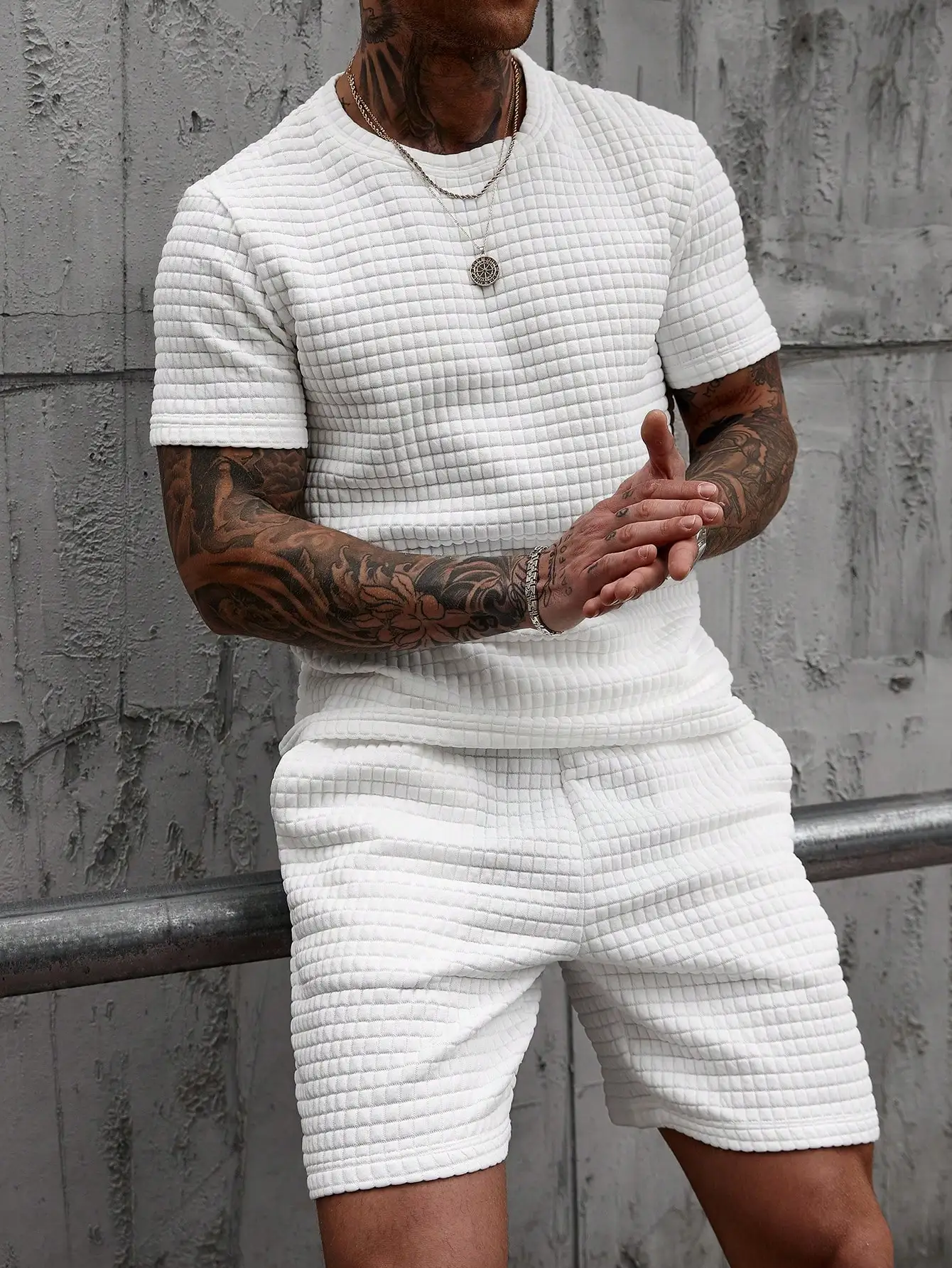 

Men's 2-Piece Casual Set With Quilted Texture Short Sleeve T-Shirt And Shorts