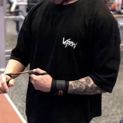 Letnia siłownia T-shirt męski duży rozmiar fitnessowe bawełniane koszulka z krótkim rękawkiem t-shirt treningowy z nadrukiem luźna sportowa koszulka odzież sportowa dla mężczyzn