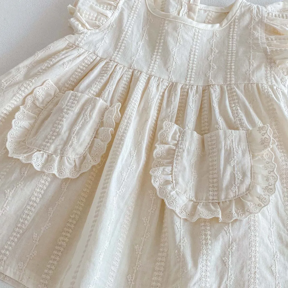 Кружевное платье из чистого хлопка с летящими рукавами для девочек, новый летний стиль, стильная юбка с карманами и вышивкой для младенцев и маленьких детей