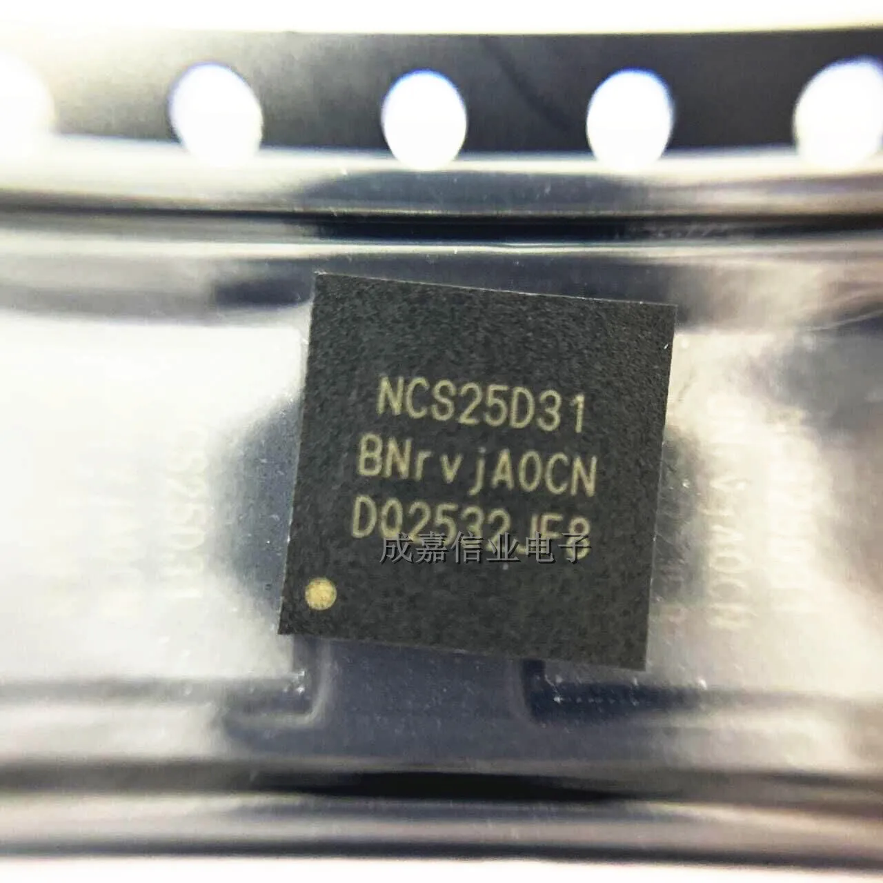 

5pcs/Lot NCS25D31 QFN-48 3.1GHz 10-output Ultra_low Additive Jitter Differential Clock Buffer/Level Translator
