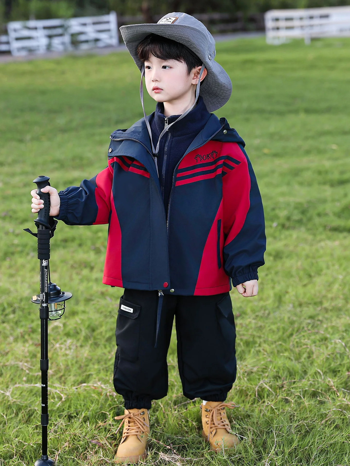 

Детская куртка-трансформер 3-в-1 с отстегивающимися элементами, стильная, для весны и осени, из полиэстера, с длинными рукавами, капюшоном и молнией