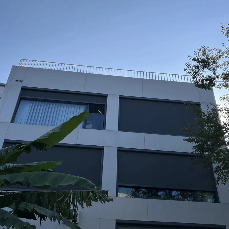 Customized Outdoor Shades Motorized Zip Track Zipper Roller Blinds Aluminum Shade Waterproof Projector Screen Garden