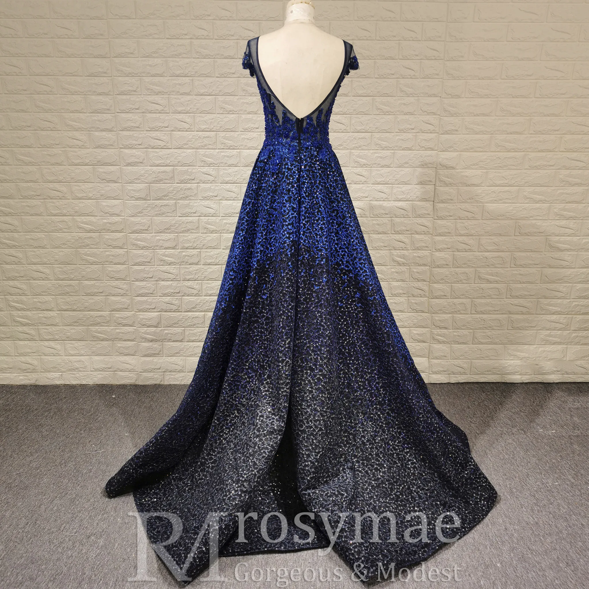 Rosymae المرأة العميق الخامس الرقبة فساتين لحضور الحفلات الموسيقية الفاخرة 2025 الأزرق الملكي الأسود الدانتيل كاب كم عارية الذراعين التدرج النسيج أنيقة