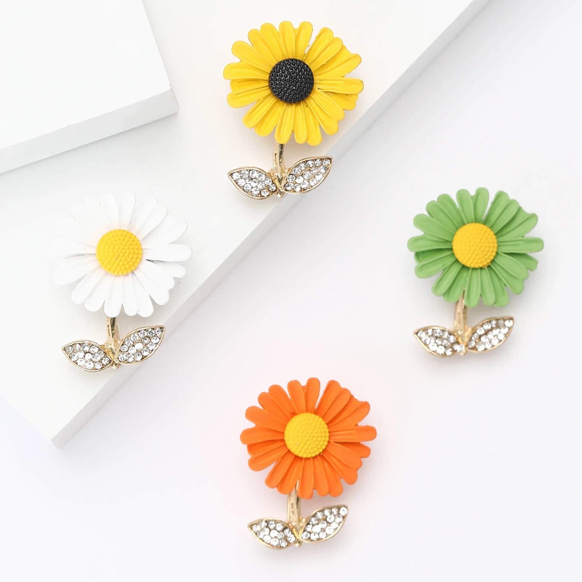 Rhinestone Daisy Brooches for Women Unisex Enamel Flower Botanical Pins Event Party Backpack Decoration Clothes Accessories