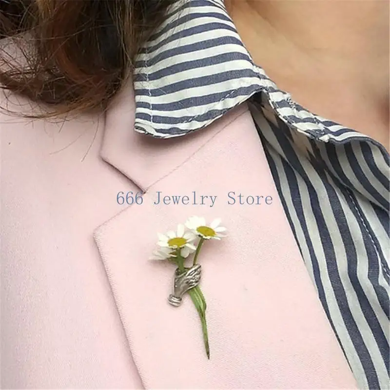 F2TD Fashionable Handheld Blooms Pin In Elegant Alloy Finish Handheld Flower Brooch Suitable For Various Occasions And Styles