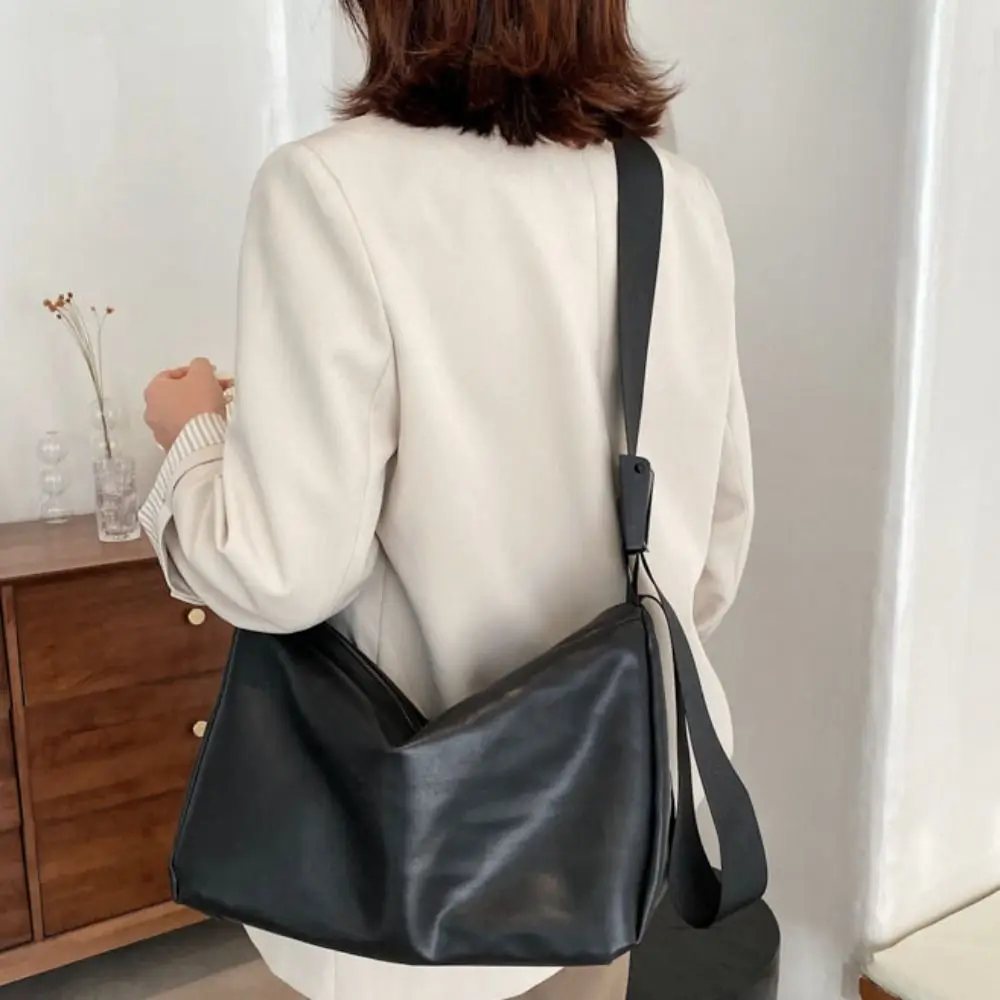 

Casual Harajuku PU Shoulder Bag Large Capacity Solid Color Fitness Training Bag Soft Waterproof Sports Crossbody Bag Men