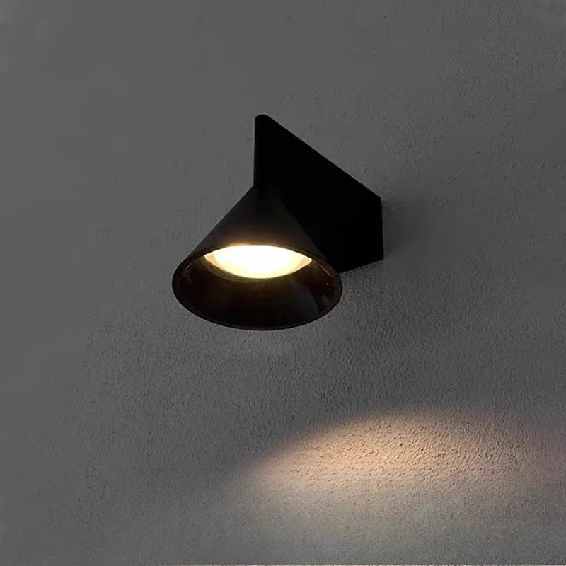 โคมไฟติดผนังข้างเตียงแบบมินิมอล โคมไฟทรงกรวยเรขาคณิตดีไซน์เรียบหรู โคมไฟติดผนังทางเดินระดับไฮเอนด์