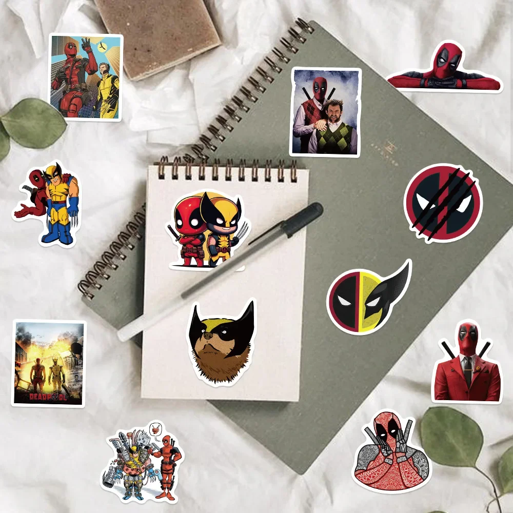 50 sztuk Deadpool i Wolverine film Cartoon wodoodporna naklejka Notebook Laptop naklejka dekoracyjna na lodówkę