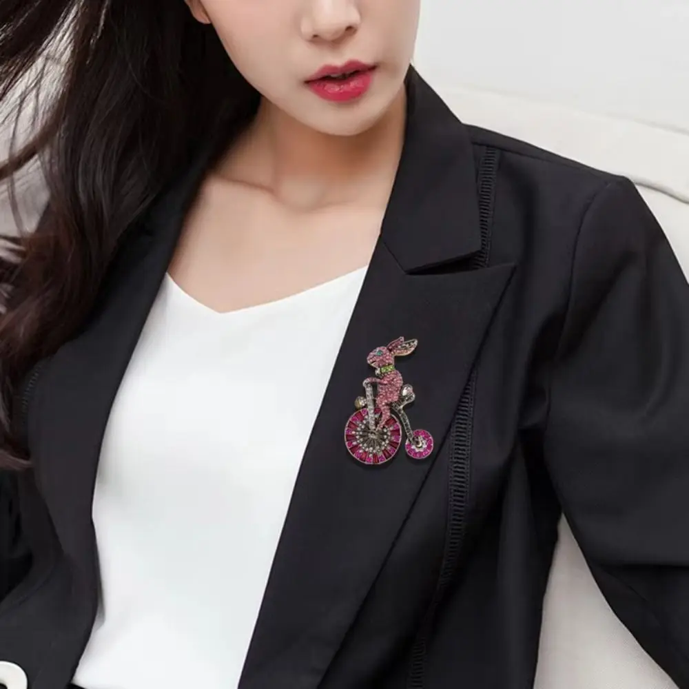 2025 دبابيس أرنب خمر لطيف فاخر بروش دبابيس الإبداعية الكرتون زهرة الثدي