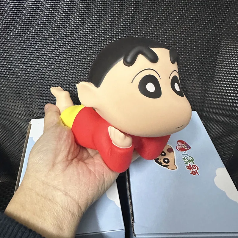 12cm Cartoon Crayon Shin-chan Neue Mobile Desktop-Ständer Anime Kawaii Haushalt Abbildung Modell Ornament Puppe Spielzeug Tablet stehen Geschenk