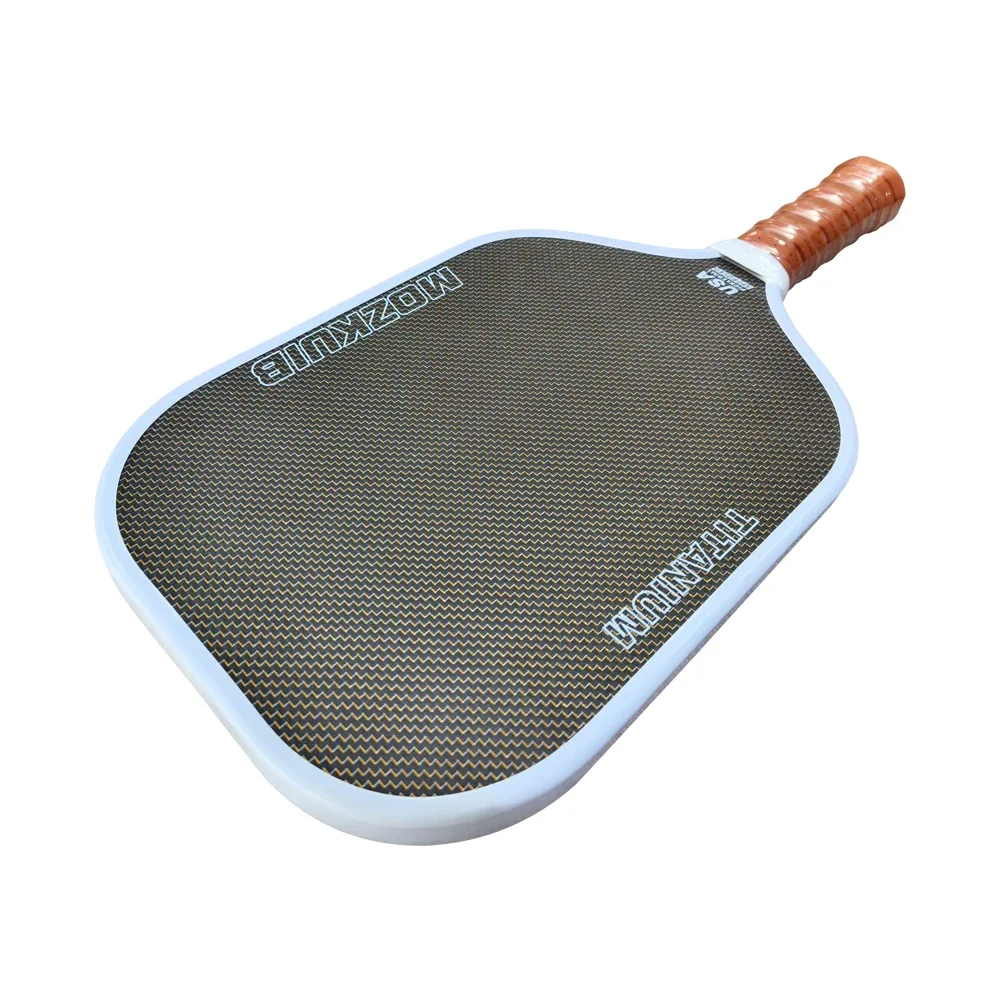 2025 تصميم جديد 3K نسيج التيتانيوم مظهر كرة المخلل مجداف Mokzuib Pickleball ألياف الكربون