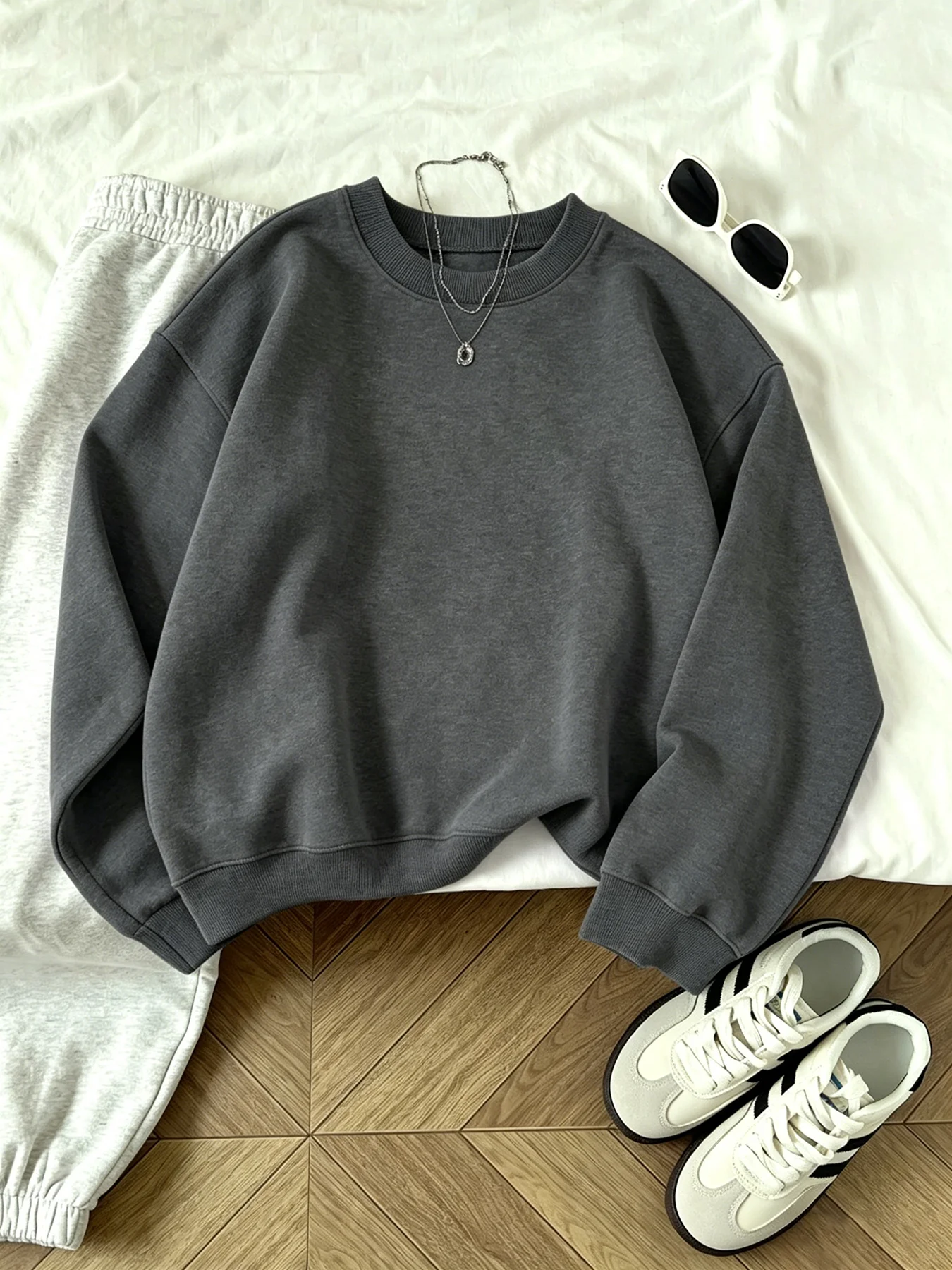 Im Ausverkauf: Neues, lockeres Damen-Sweatshirt mit Rundhalsausschnitt und langen Ärmeln im Street-Rock-Stil für Partys und Partnerlook – Detail 12